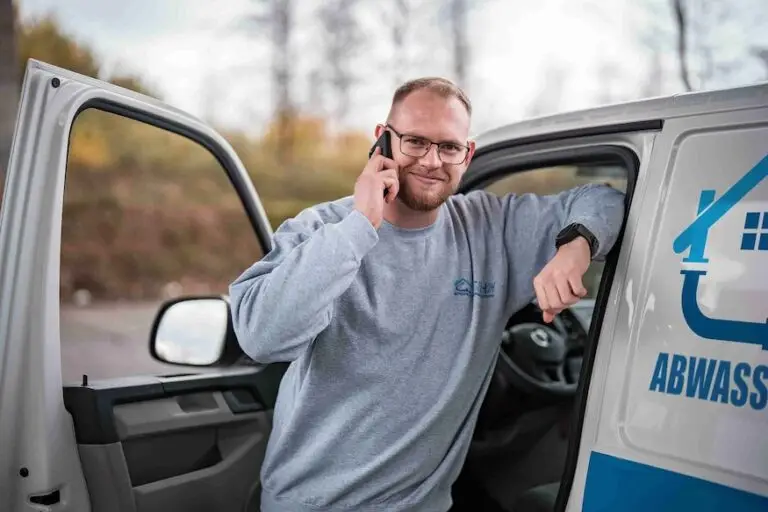 SH24 - zuverlässiger Mitarbeiter telefoniert mit dem Kunden. Rohrreinigung Hamburg - Rohrreinigung Kiel
