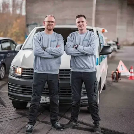 Zwei zuverlässige Klempner sind jederzeit bereit für Rohrreinigung Notdienst.